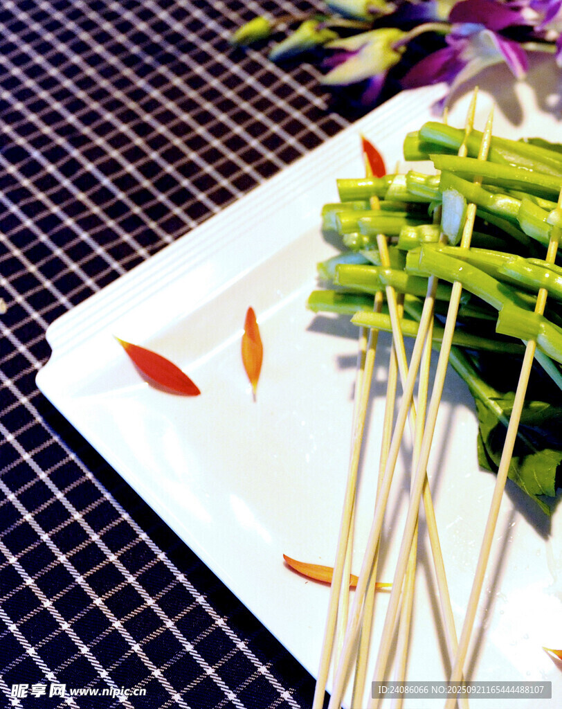 竹签串起的清新蔬菜料理