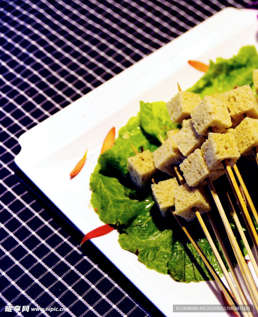 烤豆腐串配生菜