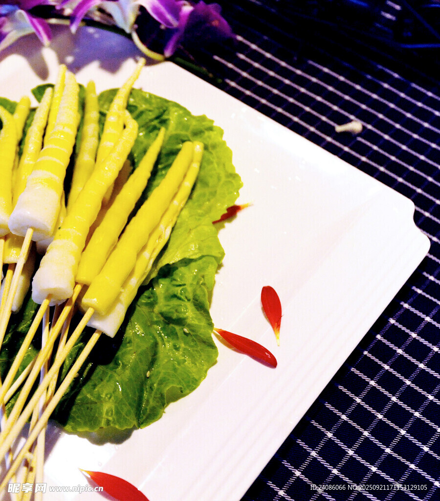 美味玉米串配新鲜生菜