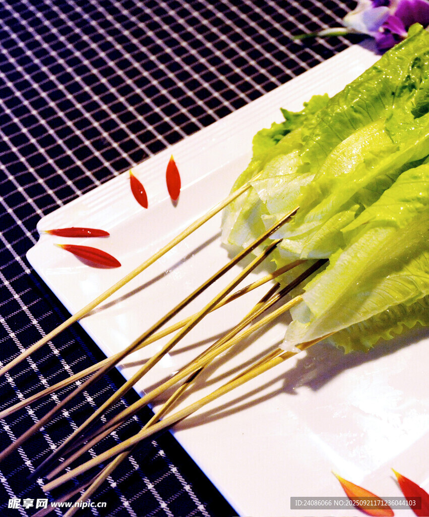 生菜串在盘