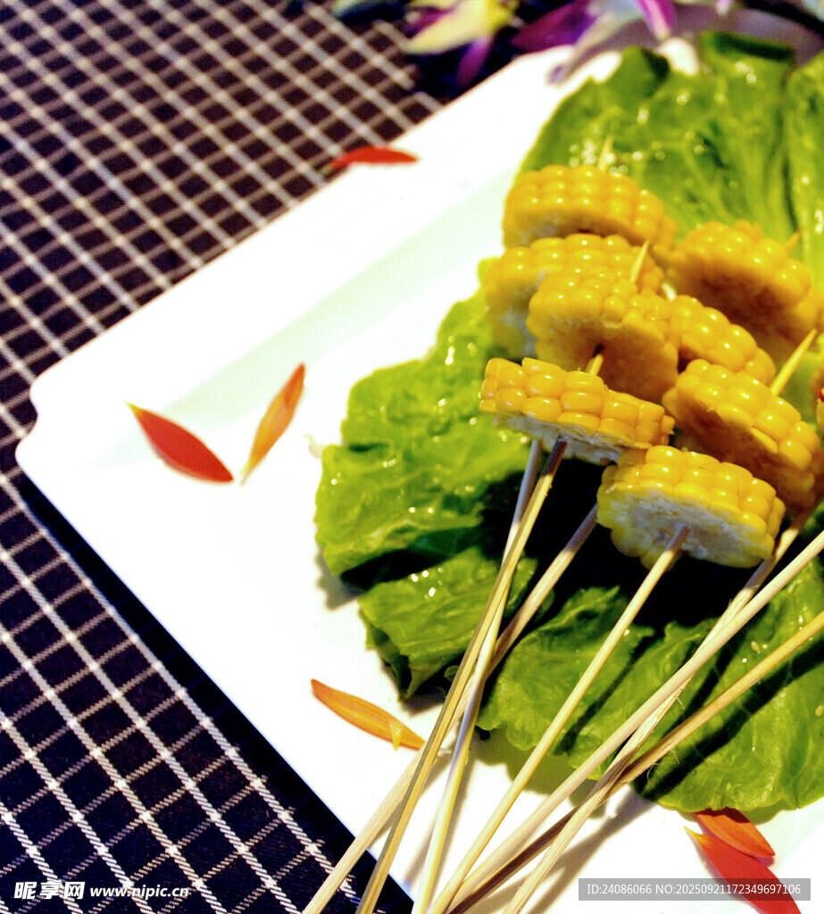 美味鸡肉串摆于翠绿生菜上