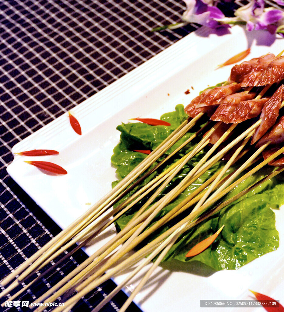 美味牛肉串摆于生菜之上