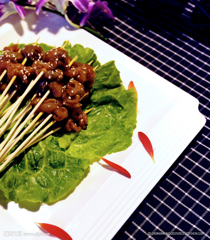 美味牛肉串摆于生菜之上