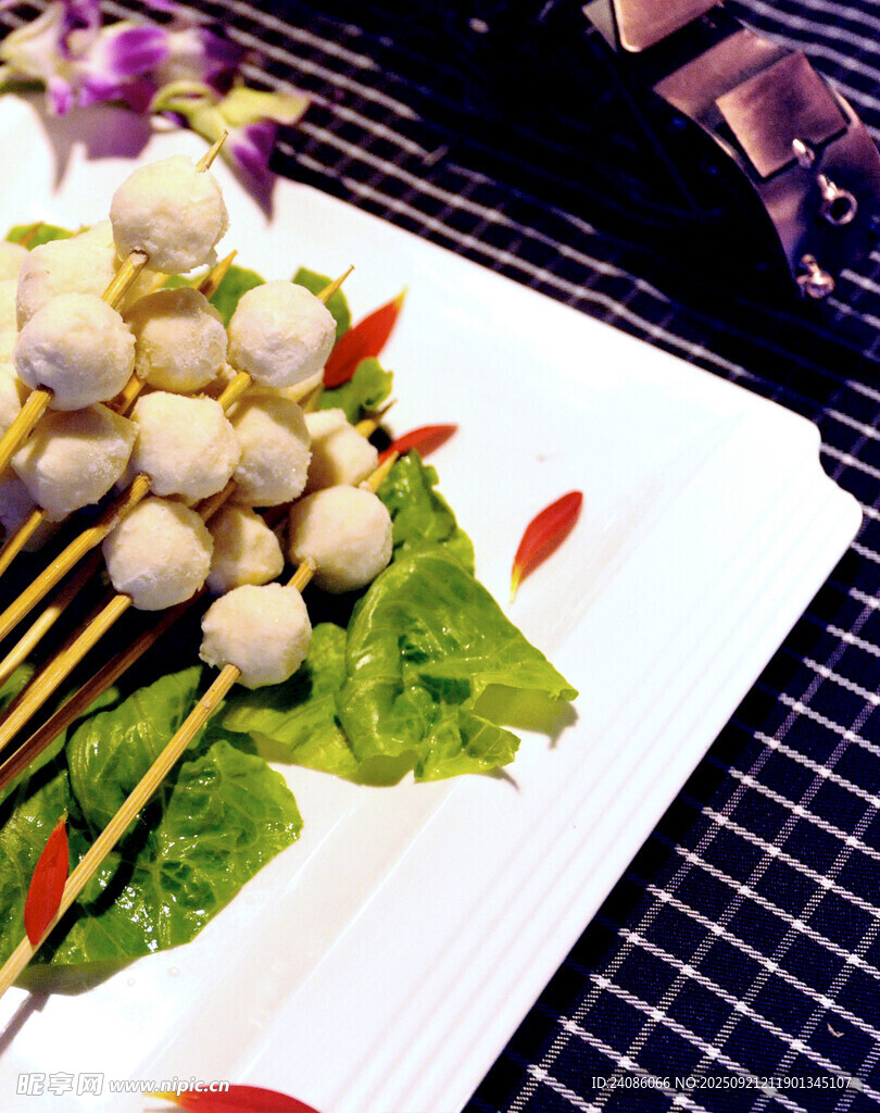 烤串丸子摆于生菜上