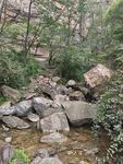 山间溪流与嶙峋怪石