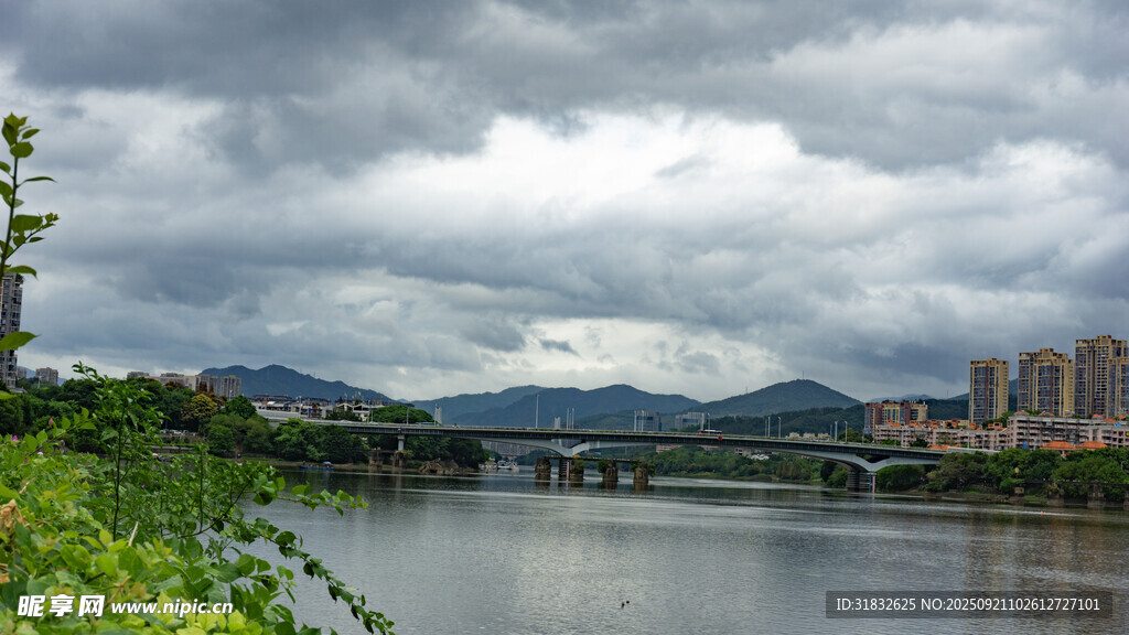 河畔城市风光 云绕远山