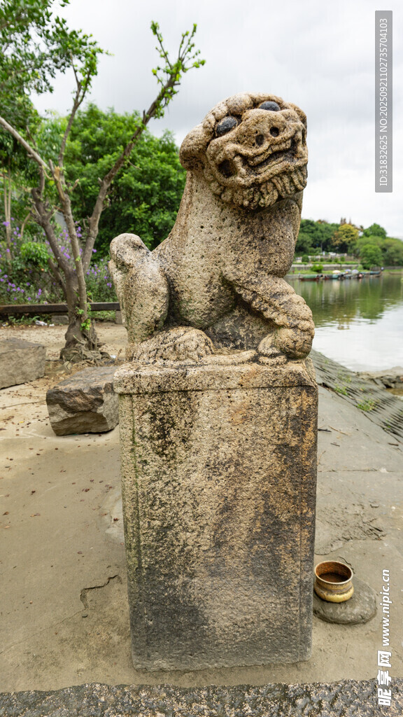 古石狮子 静立水边景致