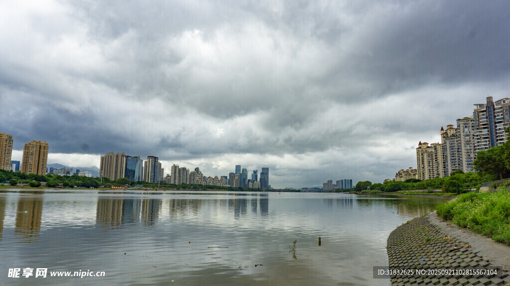 河畔城市风景 云影倒映