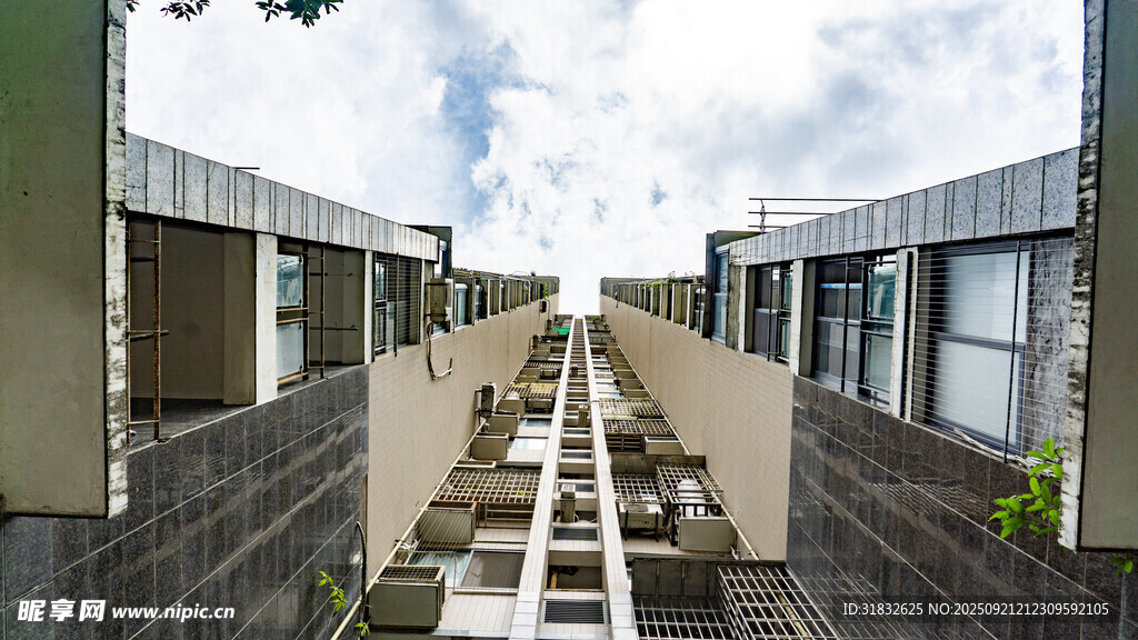户外木质阶梯与现代建筑
