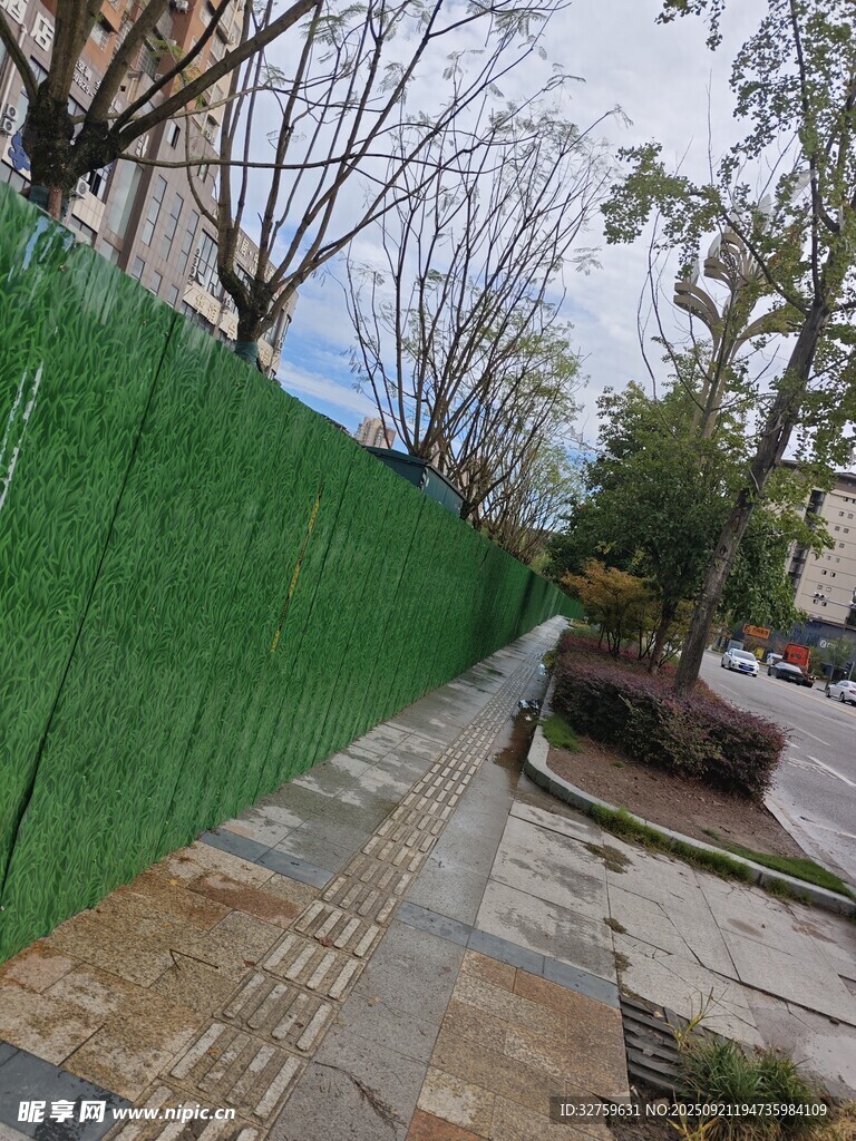 路边绿色围挡景观