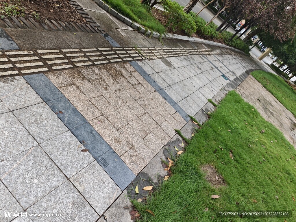 户外石板步道与草地景观