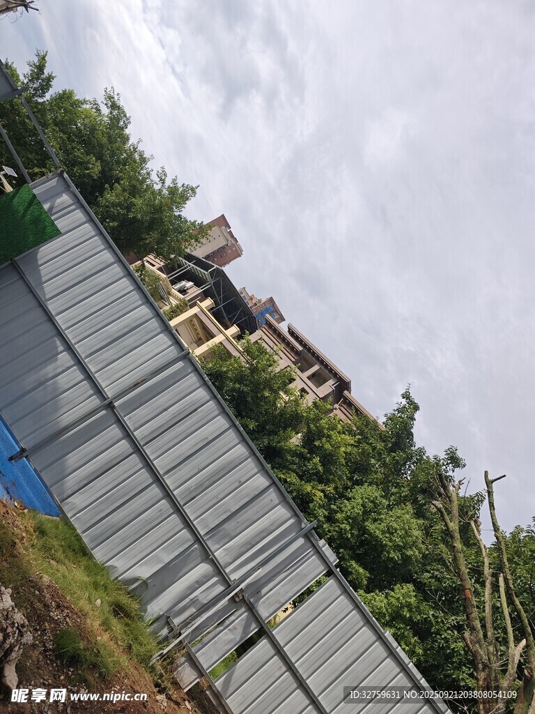 围栏后的建筑与绿植景观