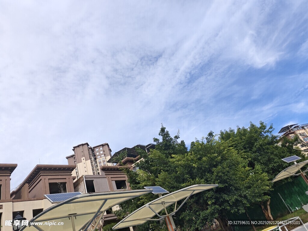 山间古建筑与葱郁绿树
