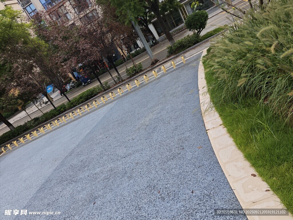 城市中的灰色沥青道路