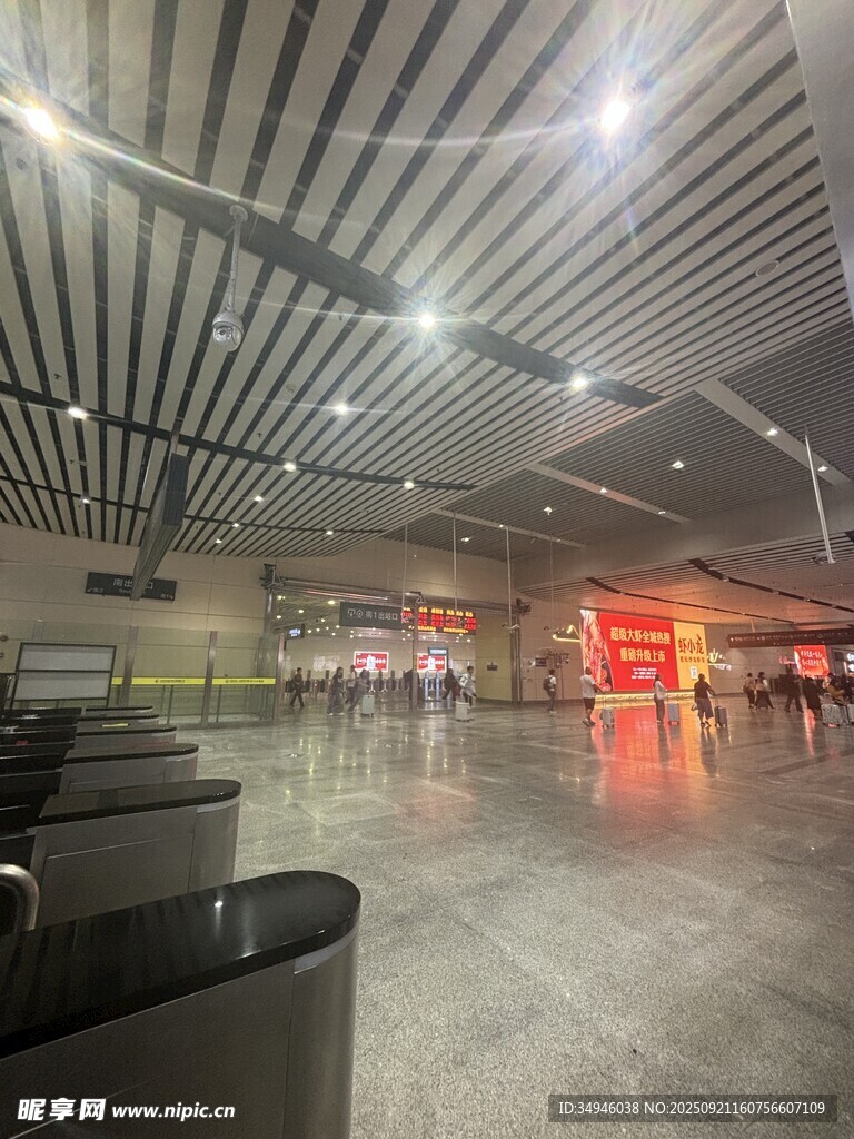 现代机场候机大厅内部景象