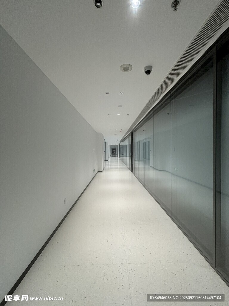 现代简约风格空旷走廊