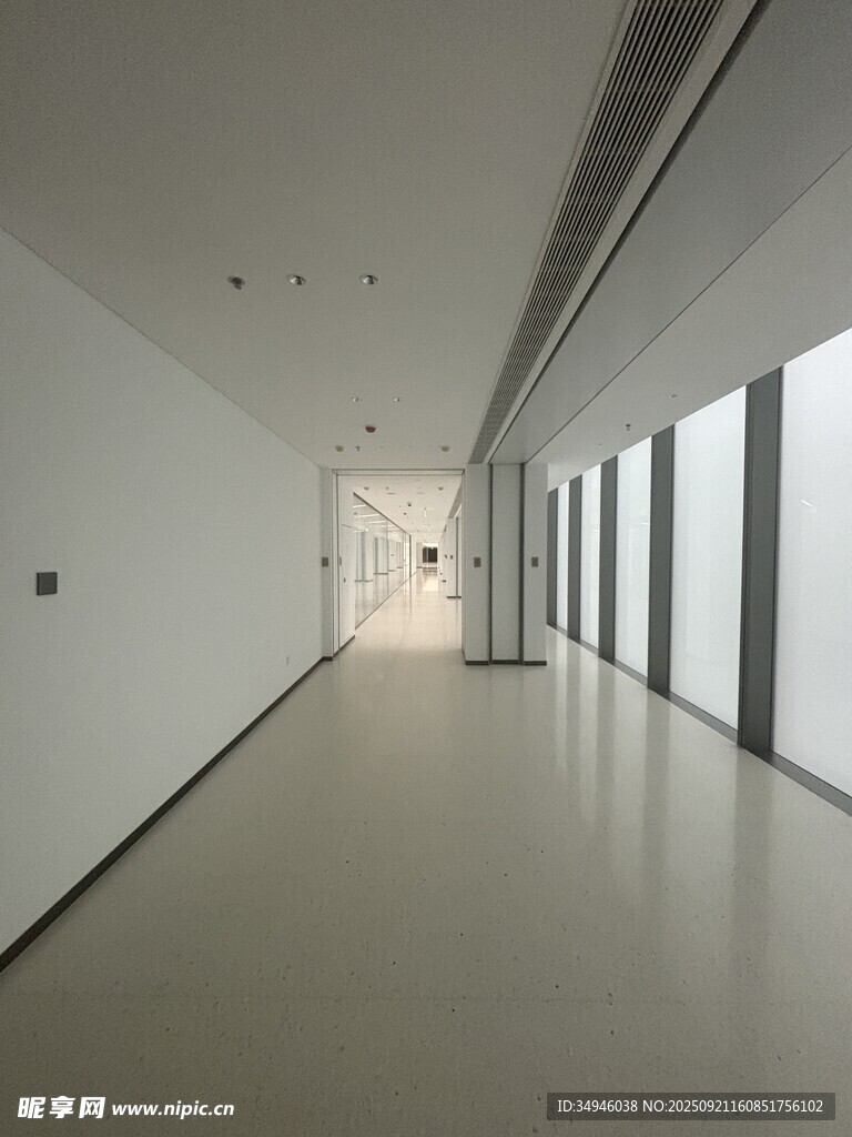现代简约风格空旷走廊
