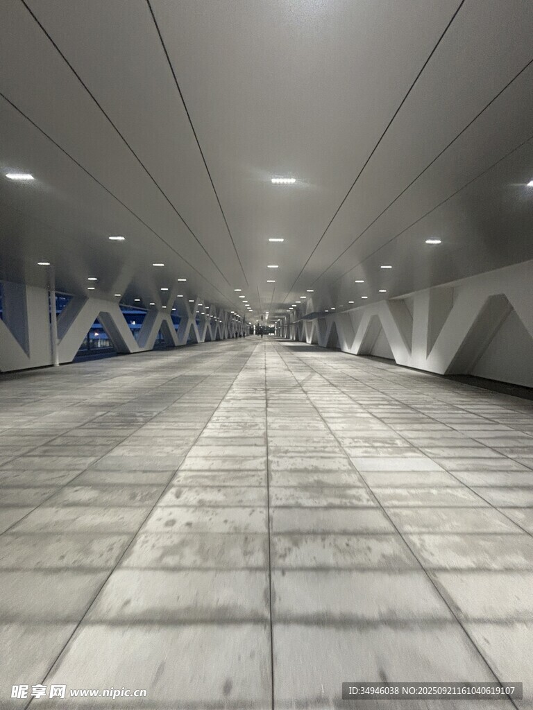 空旷现代感的地下通道空间