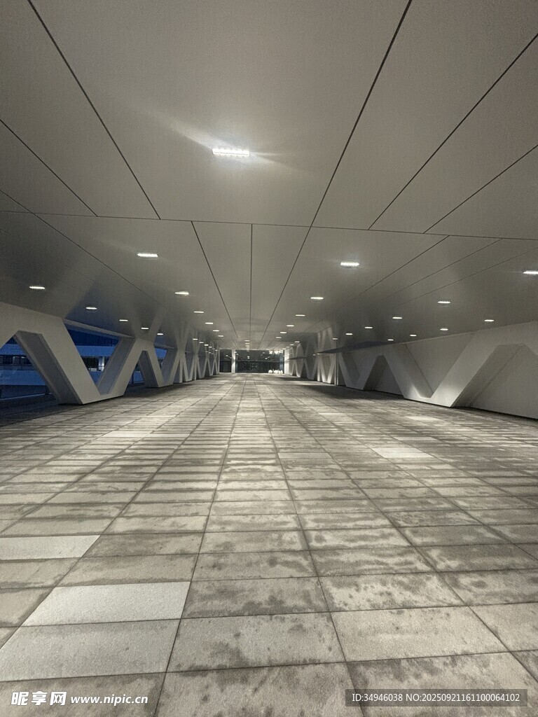 现代风格的空旷地下空间