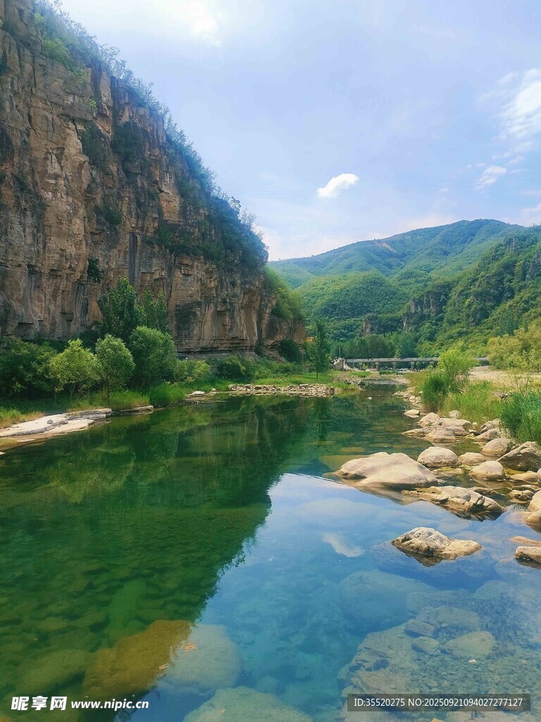 青山绿水间的澄澈河流