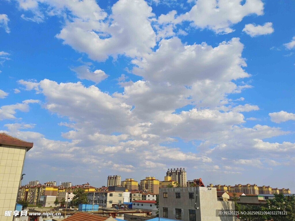 城市上空的蓝天白云景观