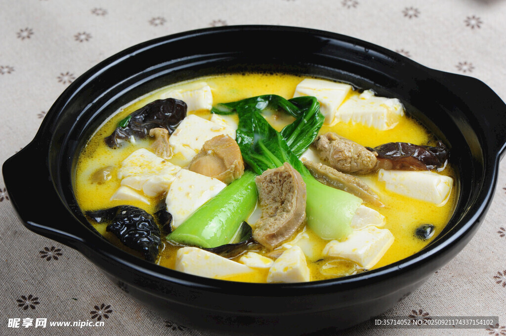 营养美味菌菇豆腐煲