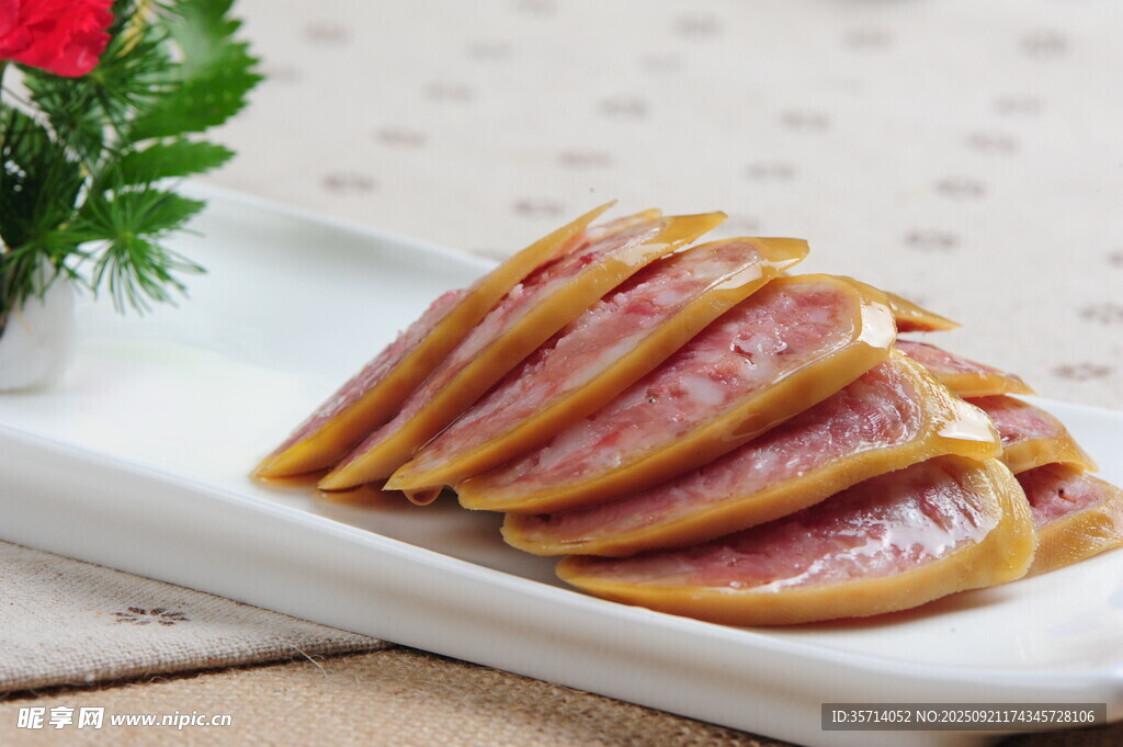 美味切片香肠摆于盘中