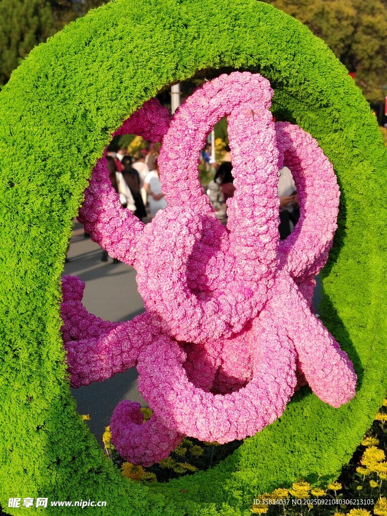 粉色花朵造型的绿植景观