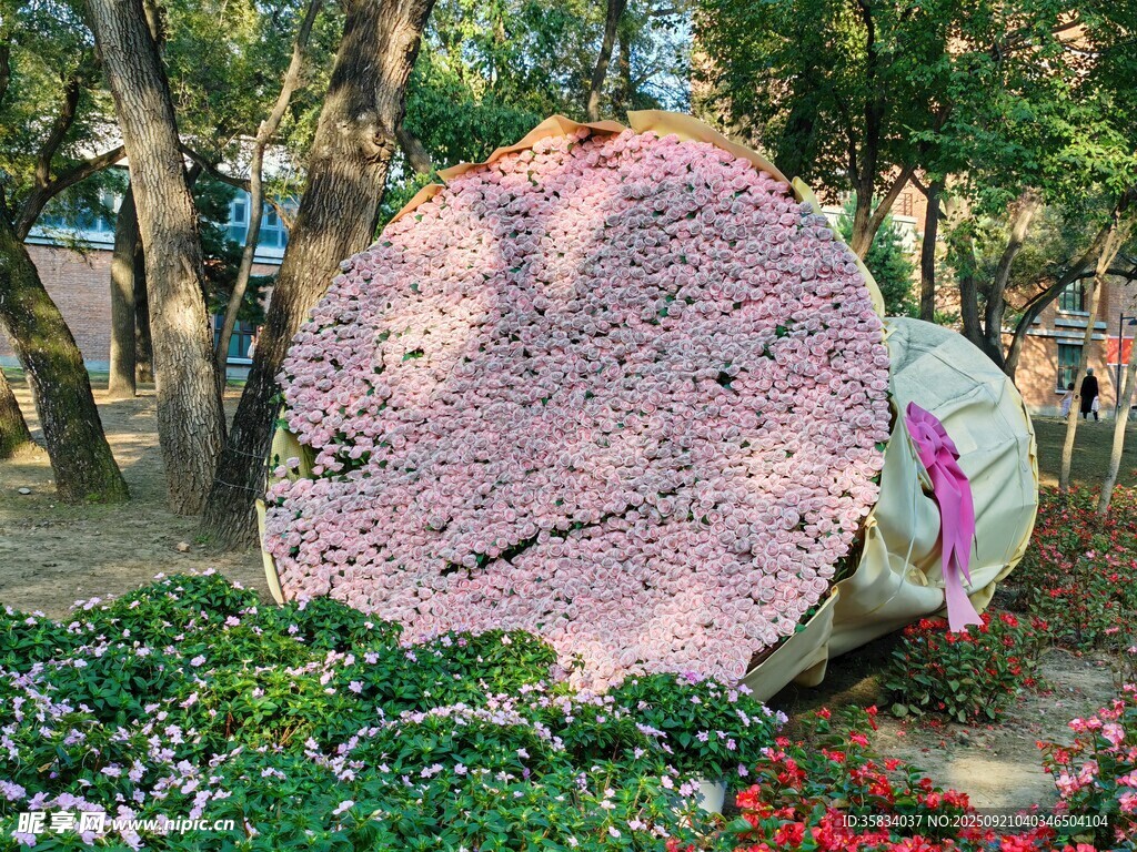 巨型粉色花卉雕塑景观