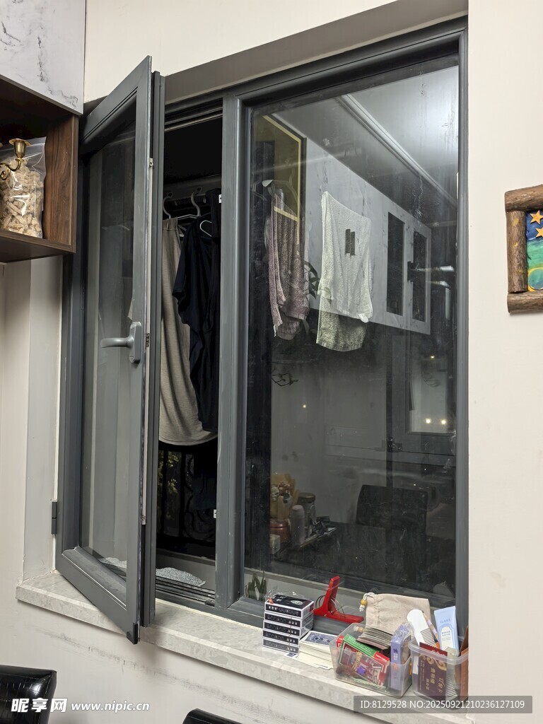 打开的室内窗户及窗外景象