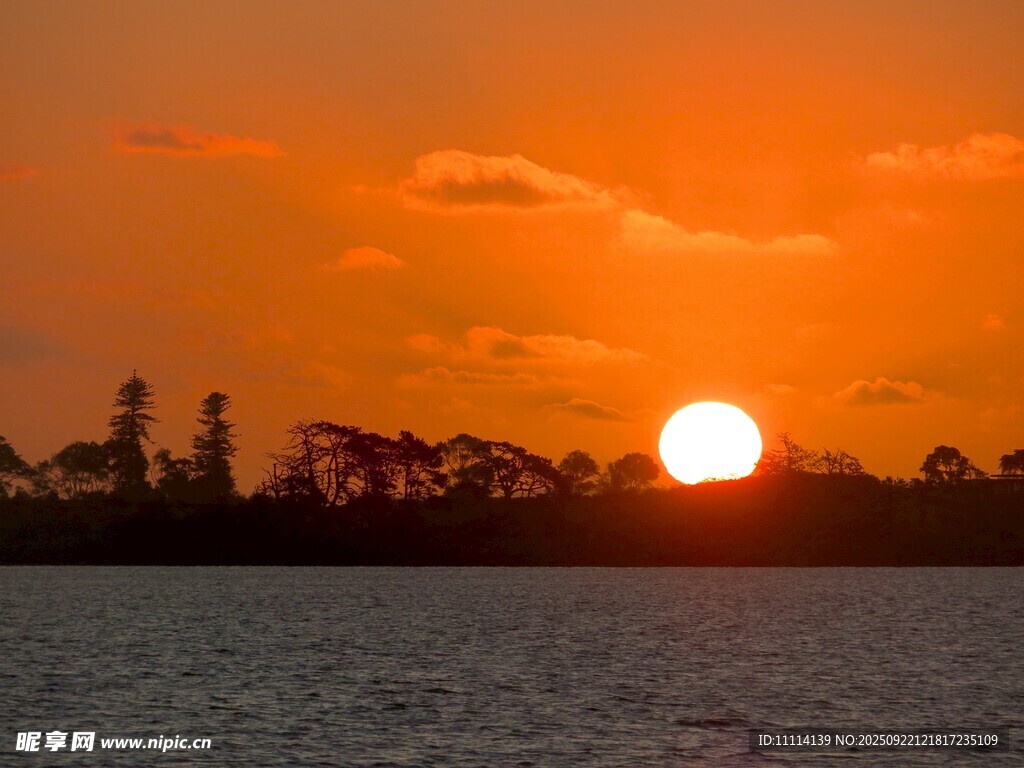 夕阳下的海滨与天际线