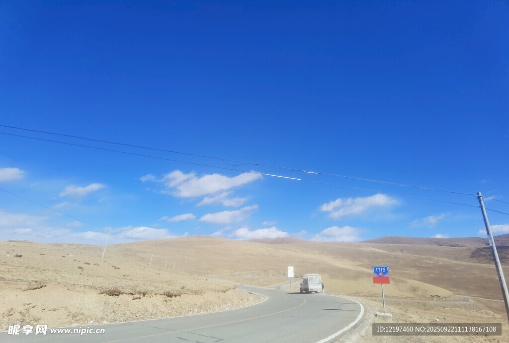 旷野公路蓝天相伴