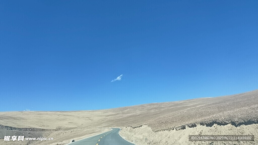 旷野蓝天间的蜿蜒公路
