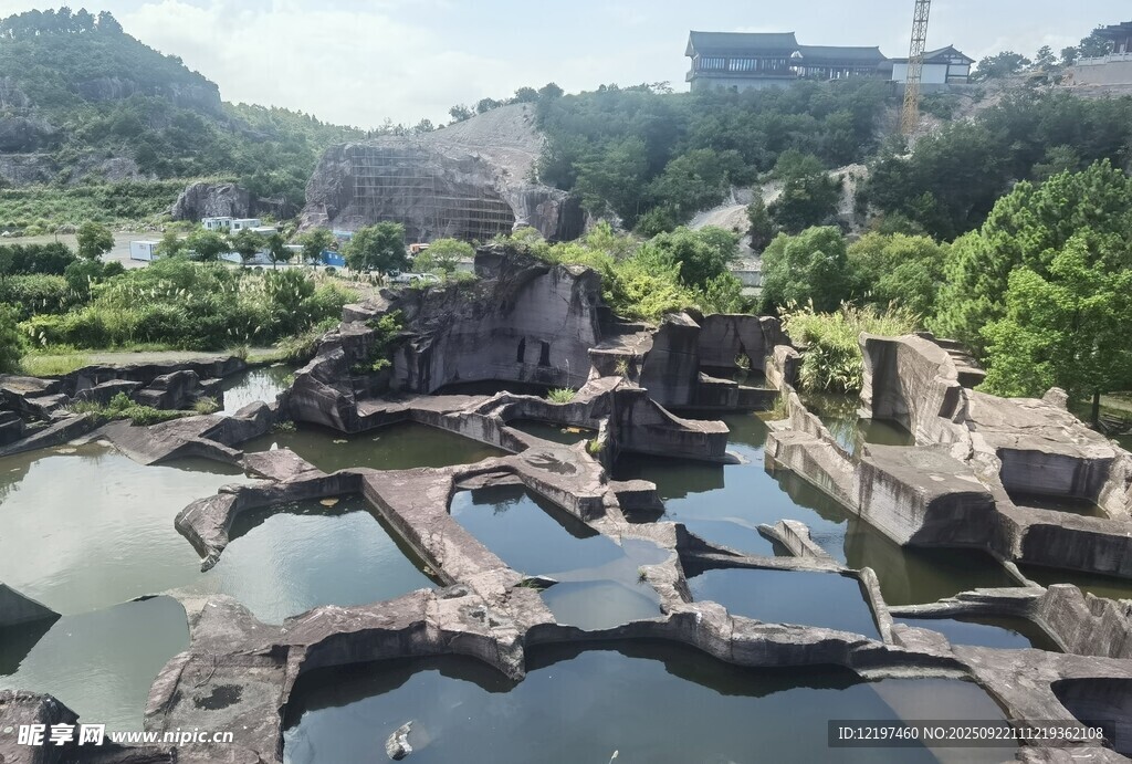 古老矿坑遗址景观