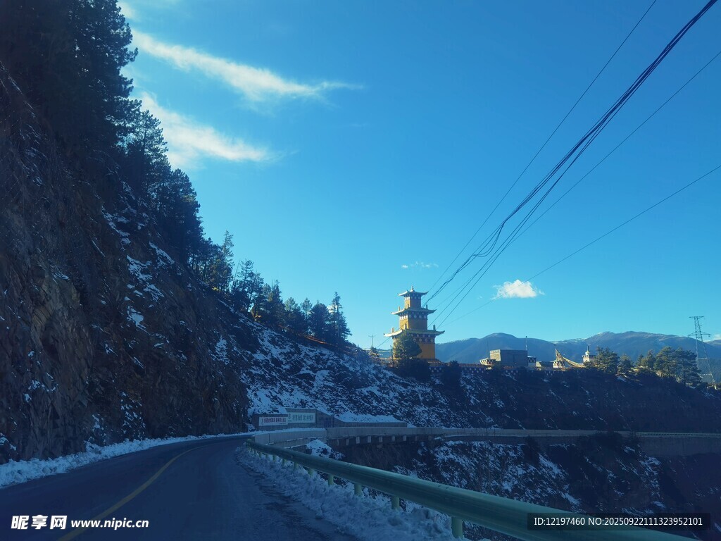 冬日山间公路雪景风光