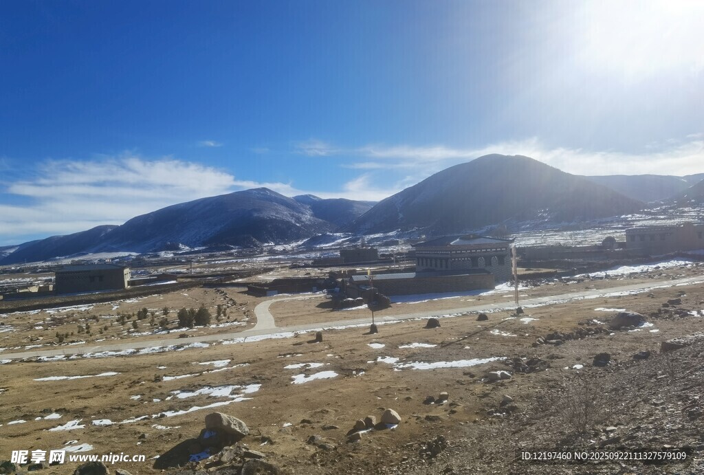 雪山下的开阔原野风光