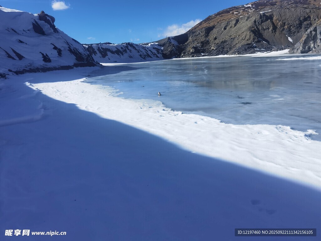 冬日冰封湖畔雪景