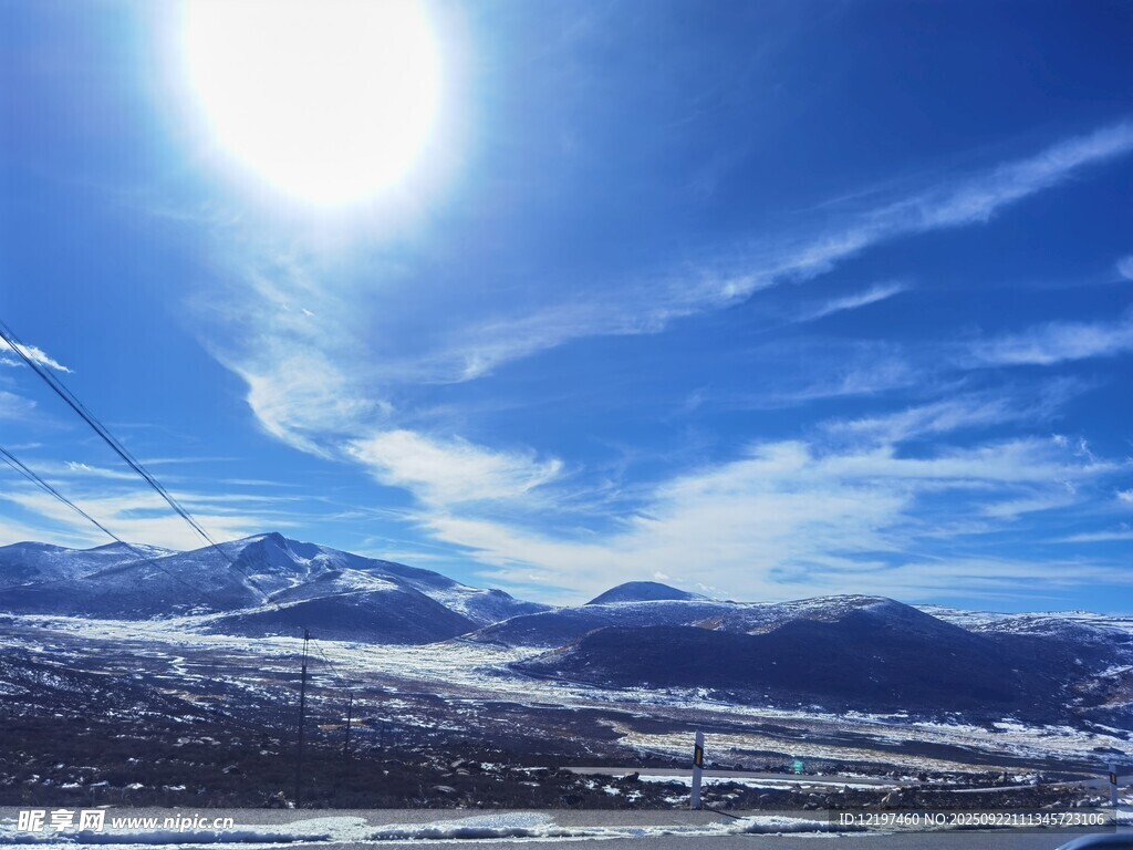 冬日雪山蓝天壮丽风光