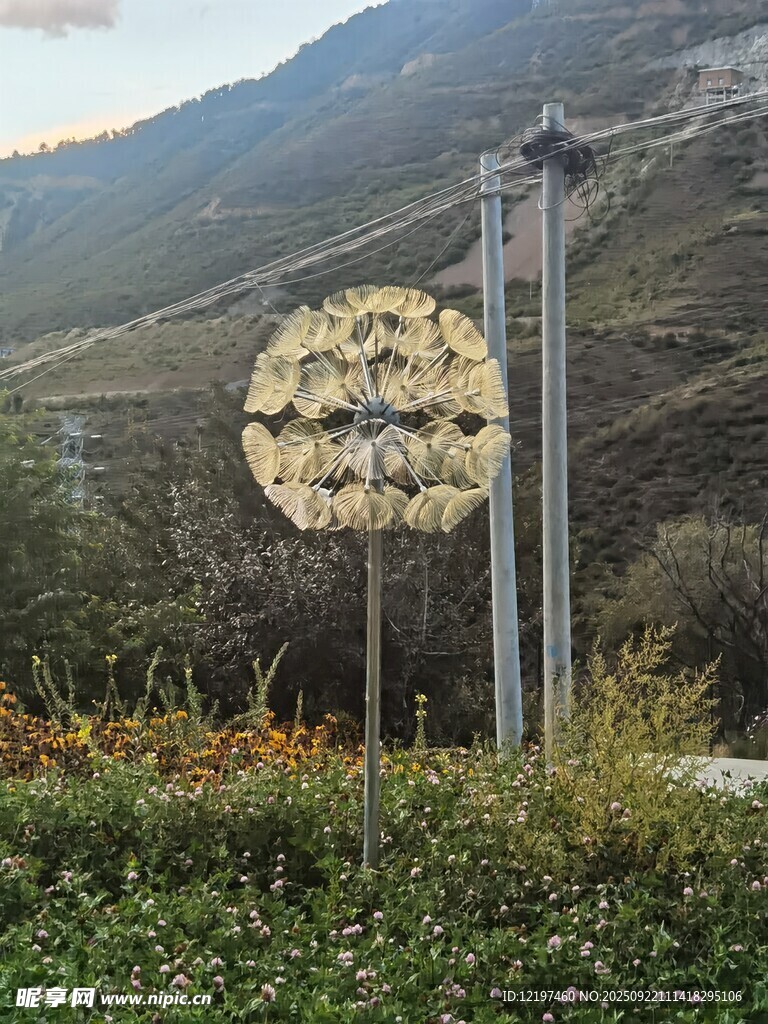 山间独特造型的指示标识
