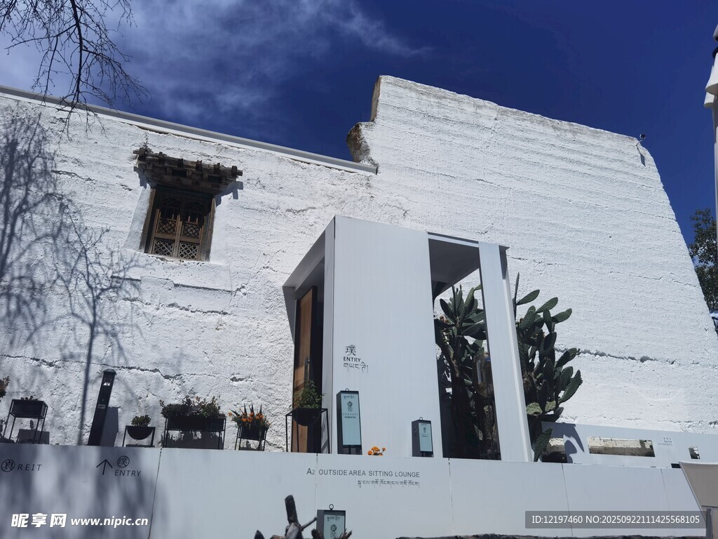 现代风格白色建筑外观