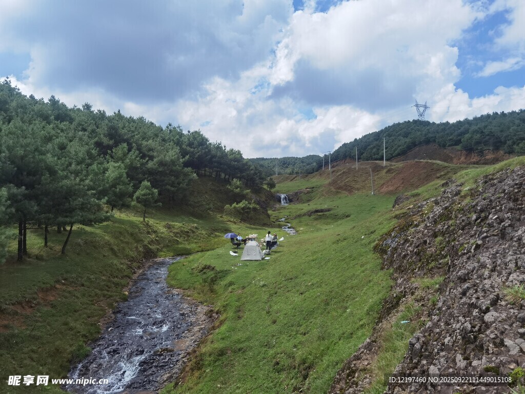 山间溪流旁的清新自然景