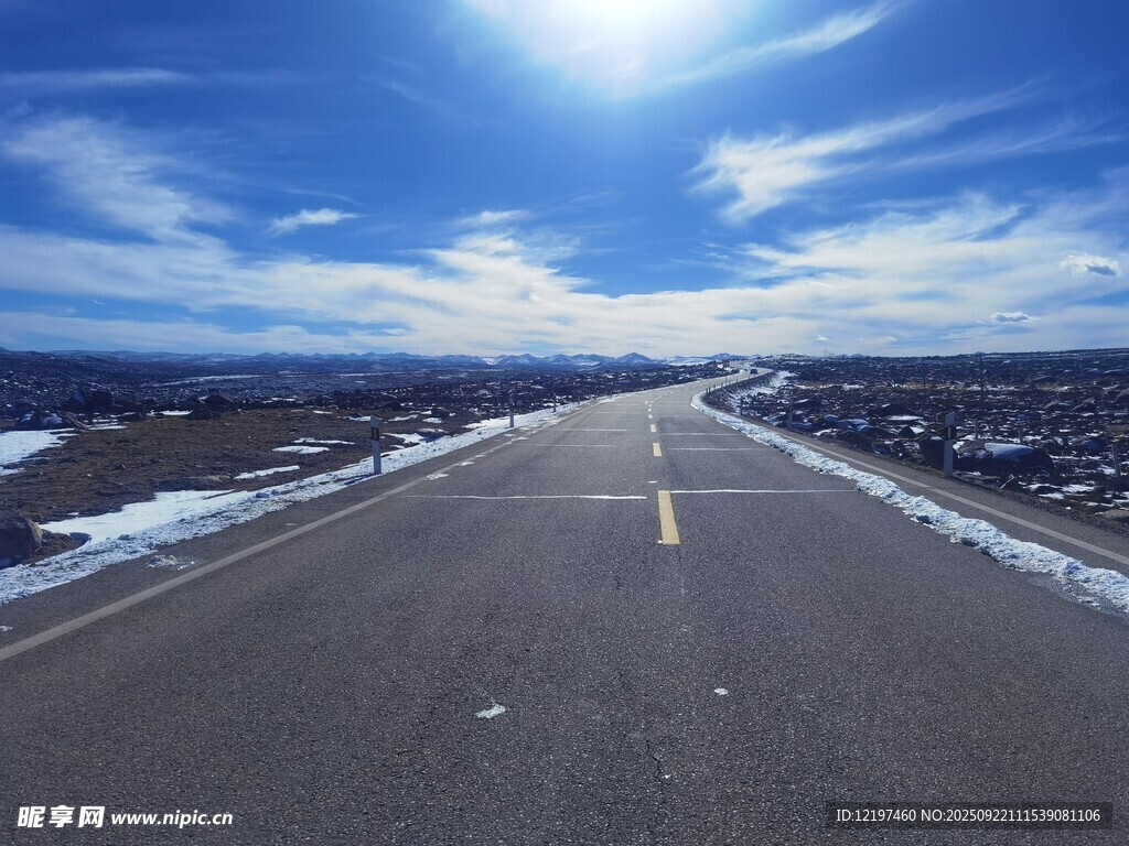 宽阔公路伸向远方
