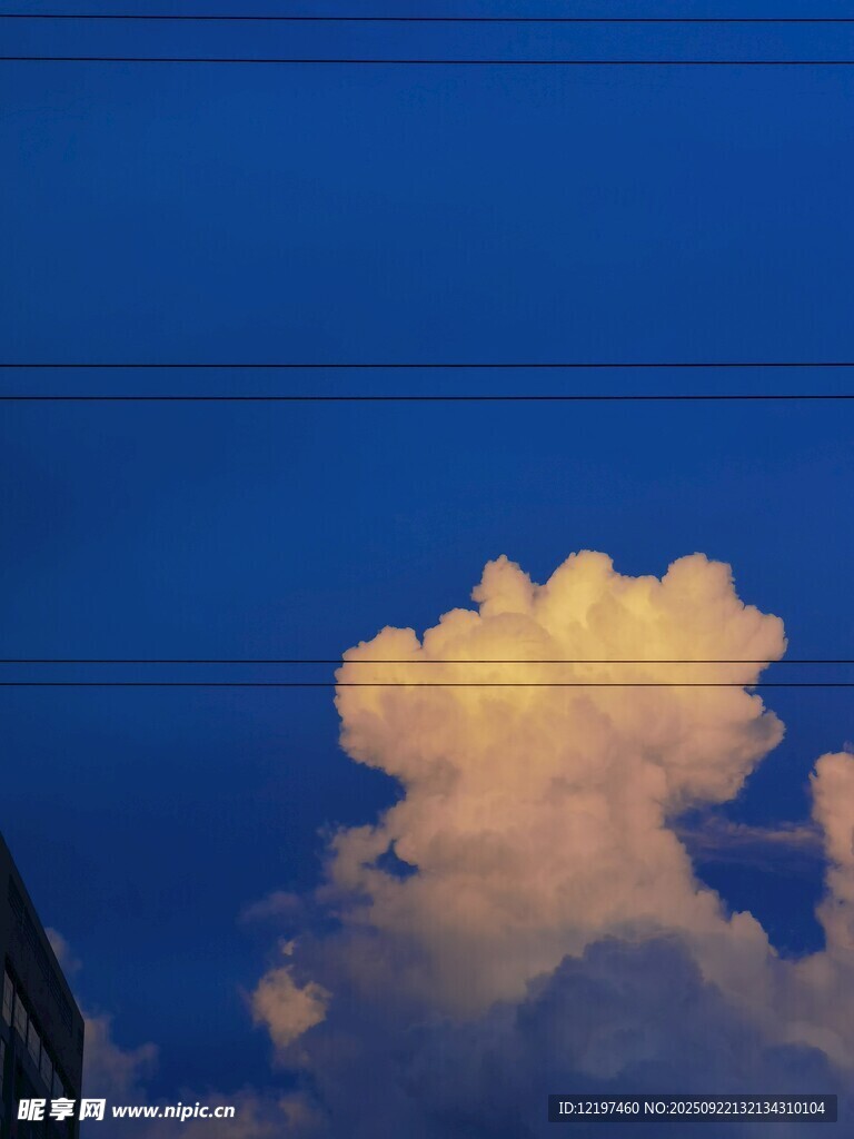 夕阳下的梦幻云朵