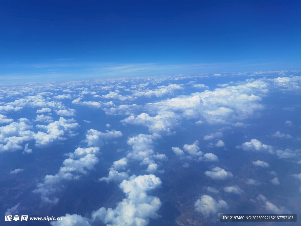高空俯瞰云海美景