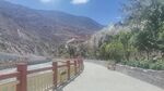 山间蜿蜒小路与护栏风景