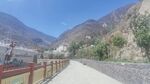 山间公路旁的壮丽山水景