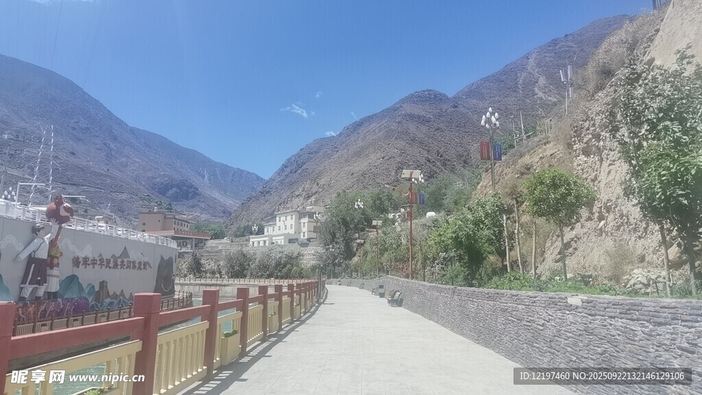 山间公路旁的壮丽山水景