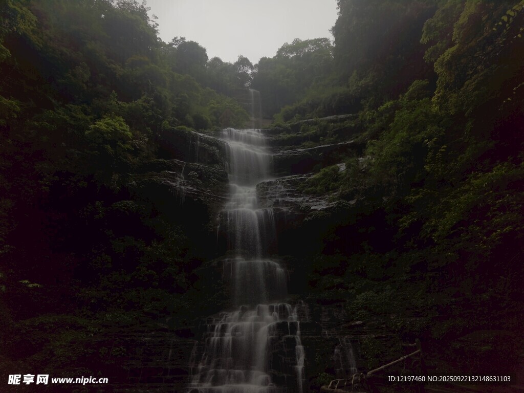 山间瀑布自然清幽之景