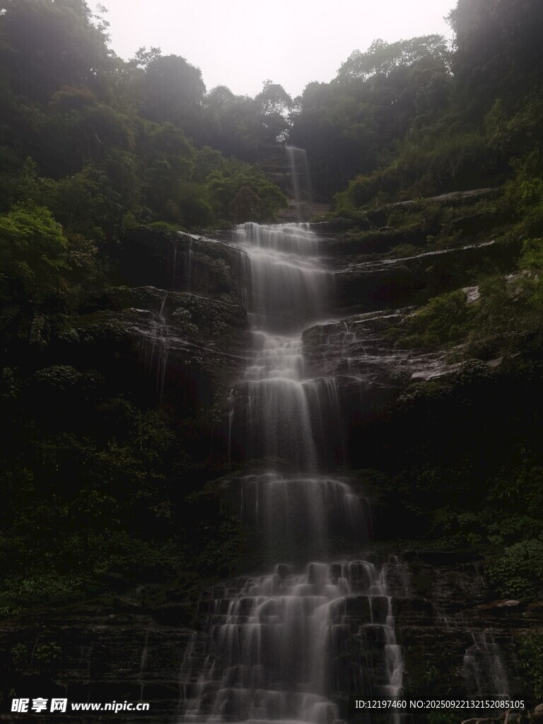 山间瀑布景观
