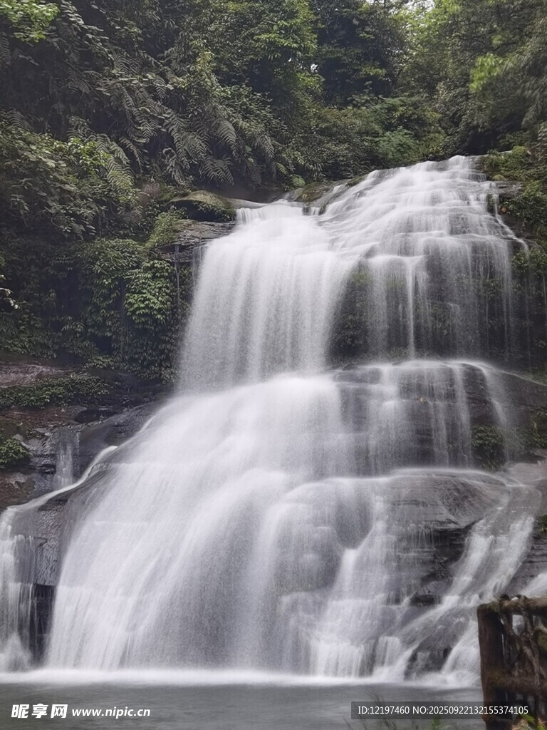 山间瀑布美景